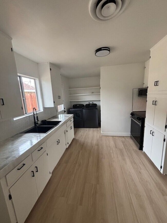 Building Photo - Clean 3 Bedroom / 1.5 Bathoroom House in T...
