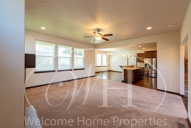 Building Photo - Newer Large Home in Great Neighborhood wit...