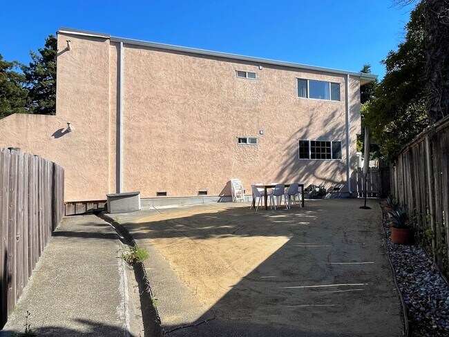 Building Photo - 146 Buchanan Ct