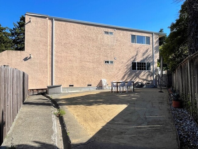 Building Photo - Beautiful 3 bedroom, 2 bathroom home in du...