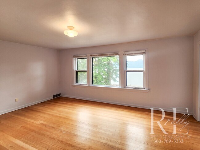 Building Photo - Waterfront Tudor on 2+ Acres | Private, Vi...