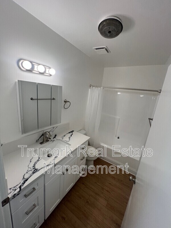 Building Photo - 2719 Montrose Ave