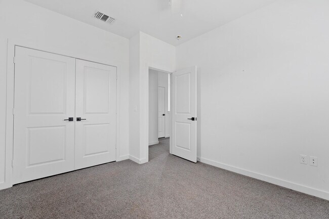 Building Photo - 10928 Norwich Ave