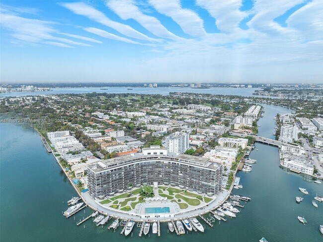 Building Photo - 900 Bay Dr