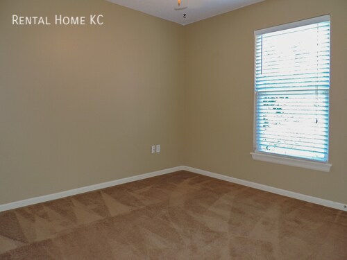 Building Photo - Open and Light 2-story w/fin bsmt and fenc...