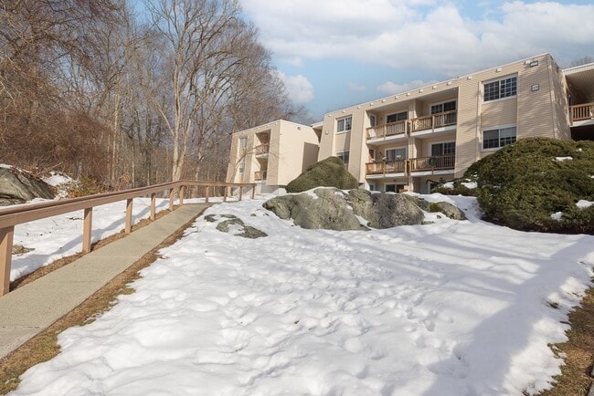 Building Photo - 529 Fox Run Ln