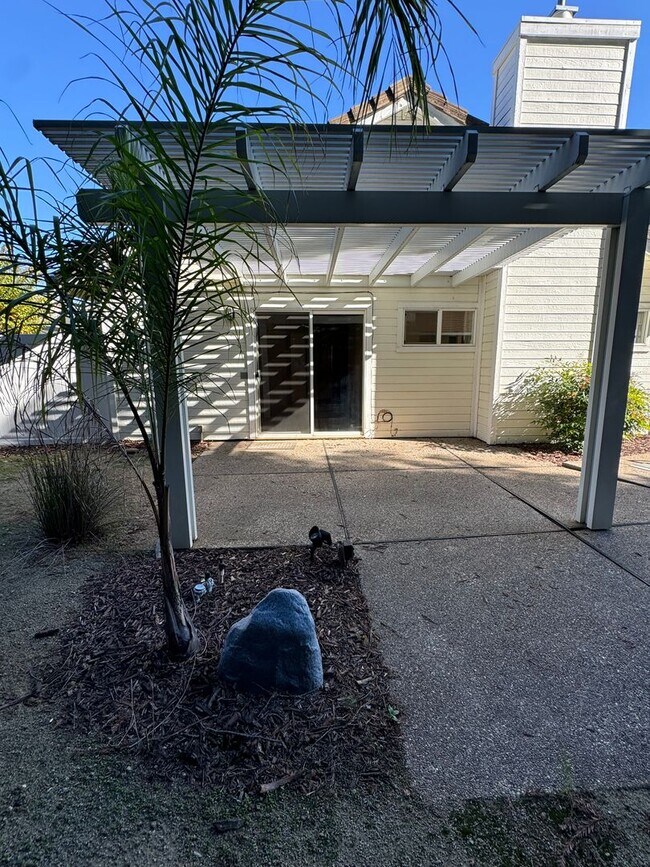 Building Photo - Not your ordinary rental! Pool! Kitchen ai...