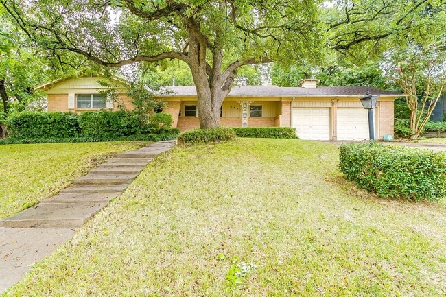 Primary Photo - Ready for New Tenants- Large 3 bed, 2 bath...