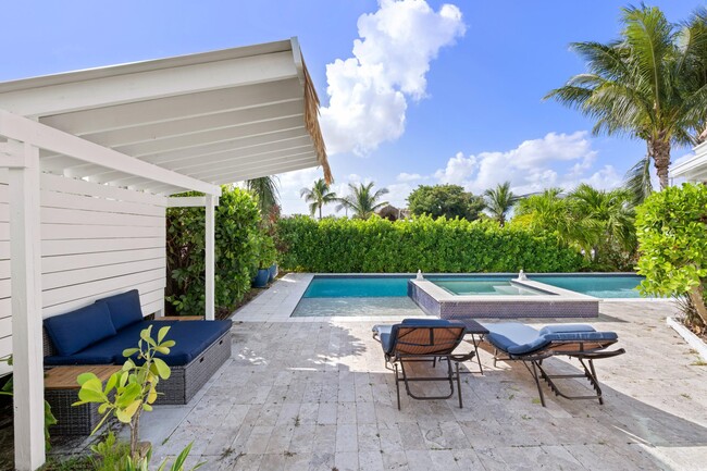 Building Photo - 391 SE 7th Ave