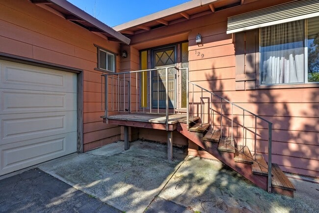 Building Photo - Prime location