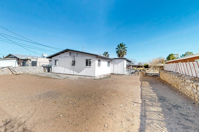 Building Photo - Charming 3 bedroom, 1.5 bath home in North...