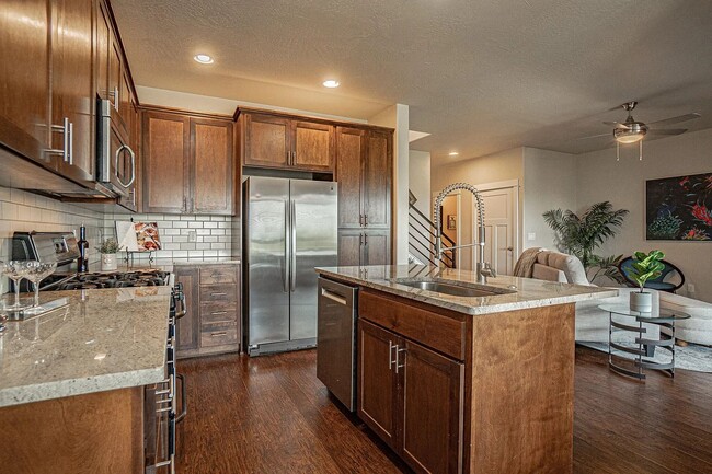 Building Photo - 3 Bedroom townhouse with stunning Ashland views! | Available Now