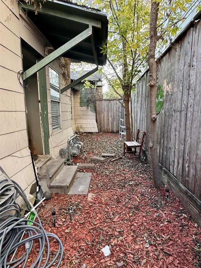 Building Photo - 1526 Yale St