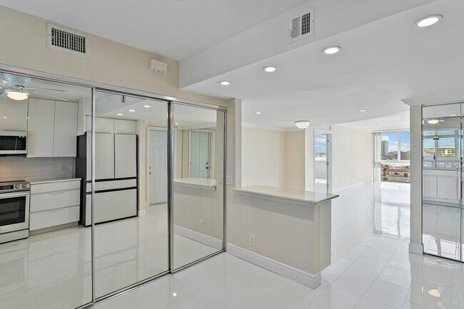 Building Photo - 301 Lake Shore Dr