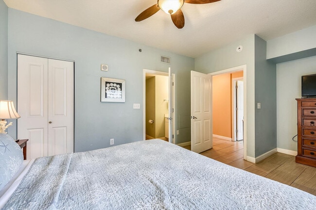 Building Photo - 9896 S Thomas Dr