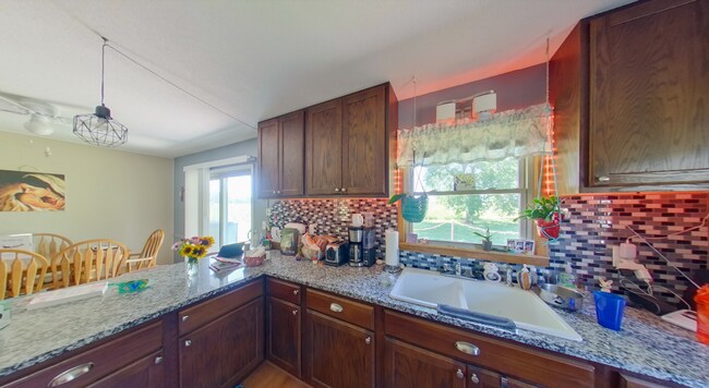 Building Photo - Country Living in Manhattan + 1.5 Acres + Close to Stagg Hill Golf Course! Available July 3rd!