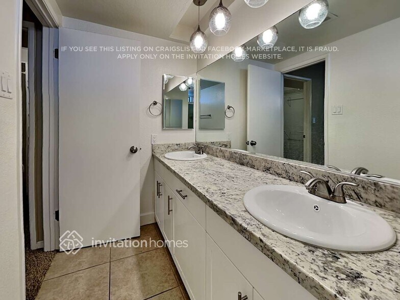 Building Photo - 3229 E Emelita Ave