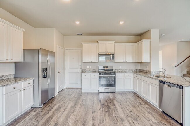 Building Photo - 400 Lynn Lotus Dr