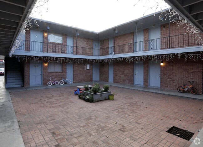 Building Photo - 708 N Marsalis Ave