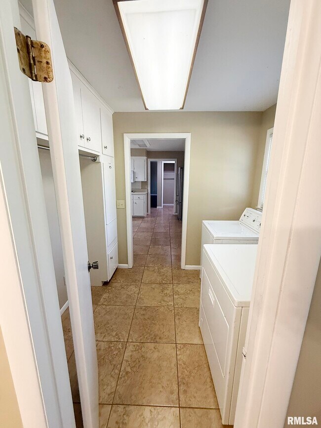 Building Photo - 6828 N Bobolink Rd