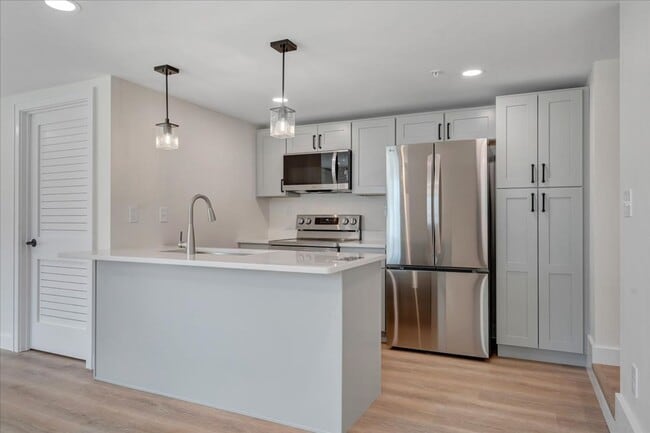 Building Photo - Newly Renovated 1BR & 2BR Apartments in Vinton - Premium Finishes!