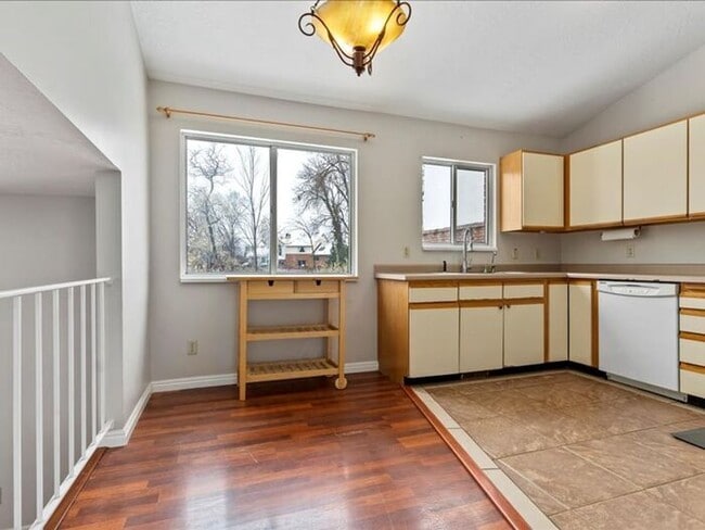 Building Photo - Salt Lake 3 bed 2 bath Family home