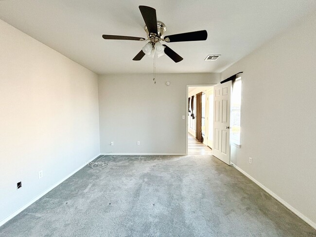 Building Photo - Spacious 4-bedroom, 2-bathroom house in Br...