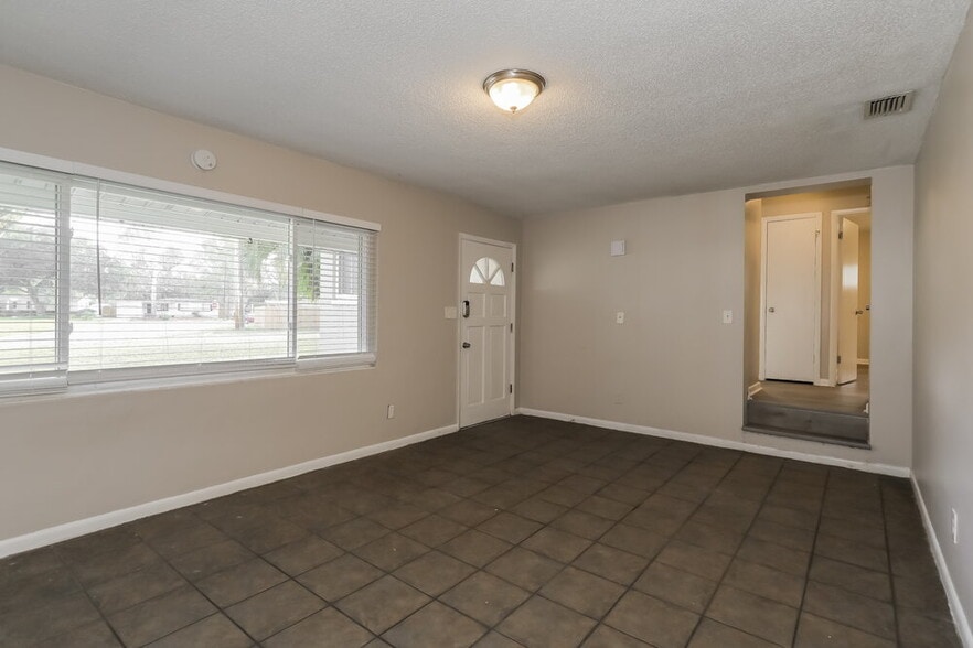 Building Photo - 6532 Albicore Rd