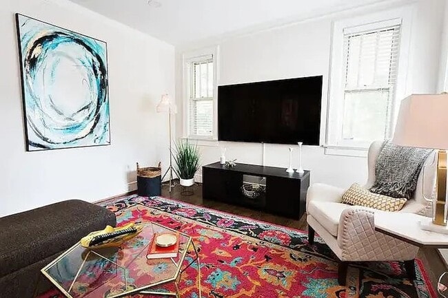 Building Photo - Spacious and homey home in the heart of Ro...