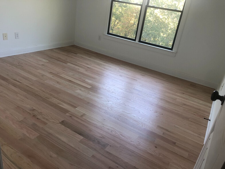 Building Photo - Room in House on Hillside Dr