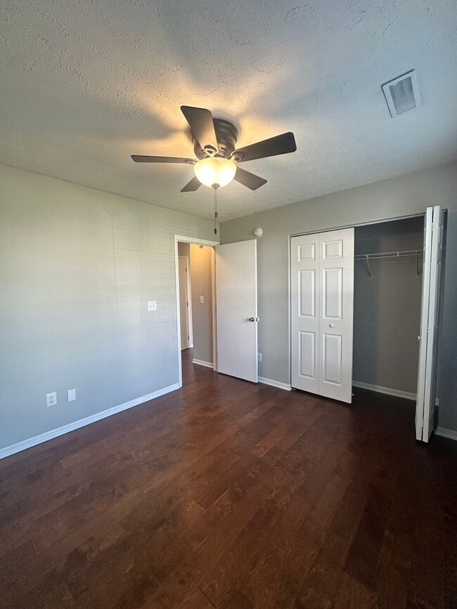 Building Photo - Charming 3-Bed Home with Fenced Yard!