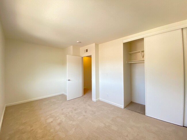 Building Photo - 637 Beverly Pl