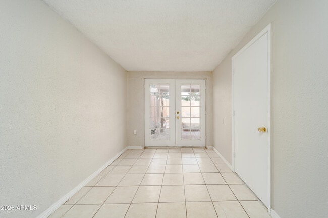 Building Photo - 2416 E Clarendon Ave