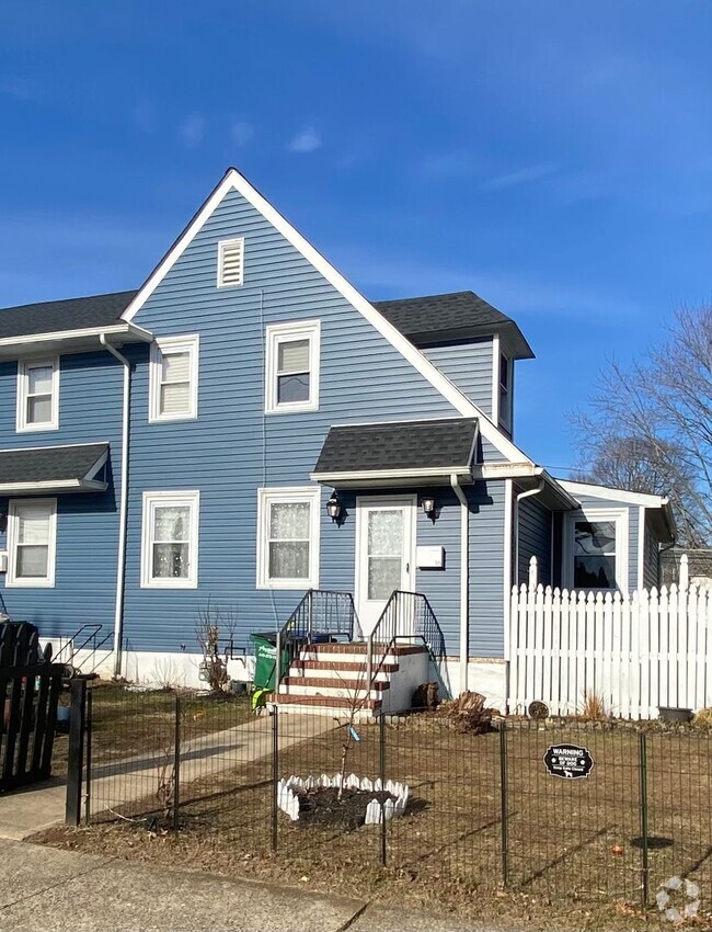 Building Photo - 3 bedroom, 2 bathroom townhome in Aberdeen...