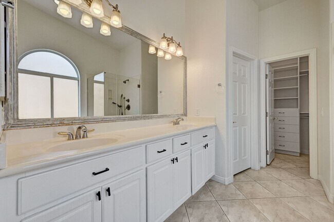 Building Photo - Beautiful 3 Bedroom Single Story Home in A...