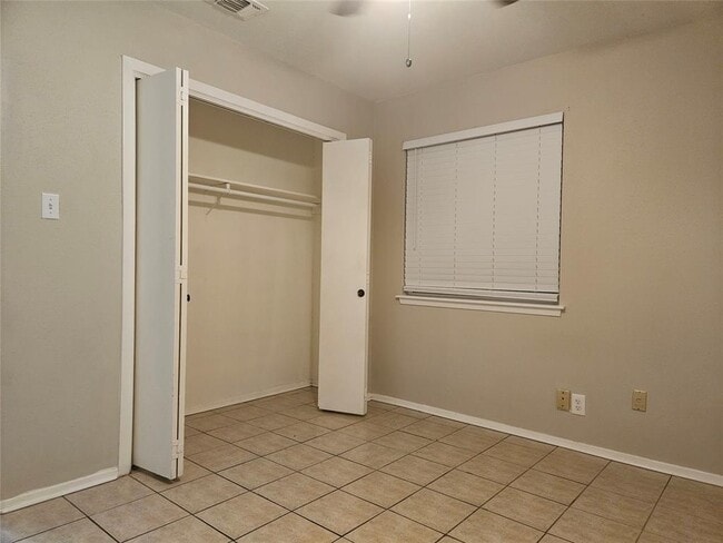 Building Photo - 2305 Cottonwood Dr