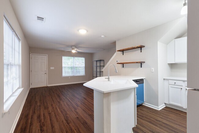 Building Photo - 3bd/2ba Duplex Unit w/ Garage in Ideal Loc...