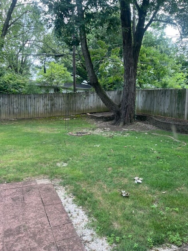 Building Photo - 3 bedroom, 2 bath home - Comfortable, Upda...