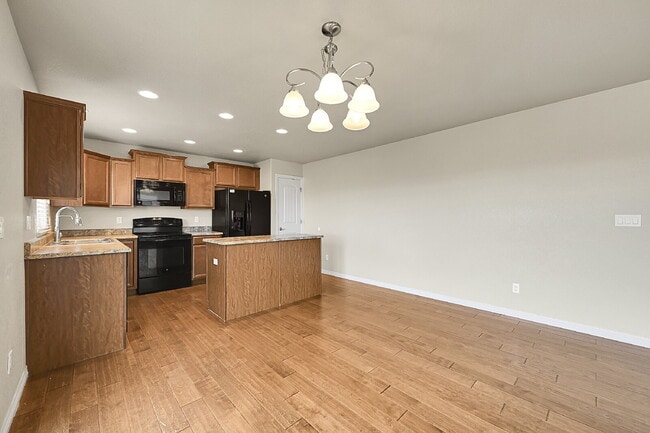 Building Photo - $2,145.00, 4-bed, 2.5-bath located in Colo...