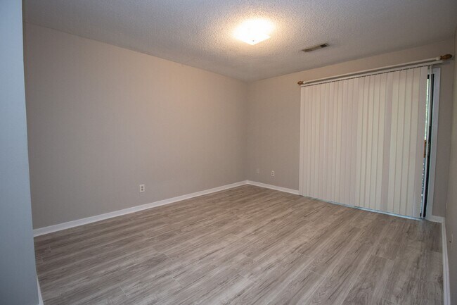 Building Photo - Spacious 2BR 2BA townhome in Village Creek!