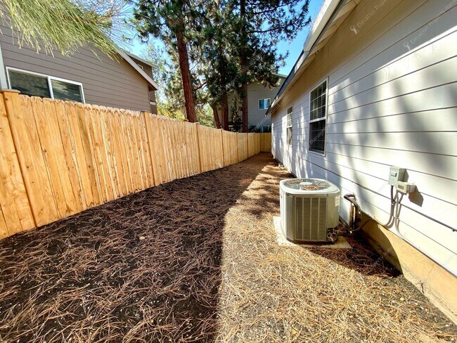 Building Photo - Beautiful, updated 3 BR on westside close to tons of recreation!