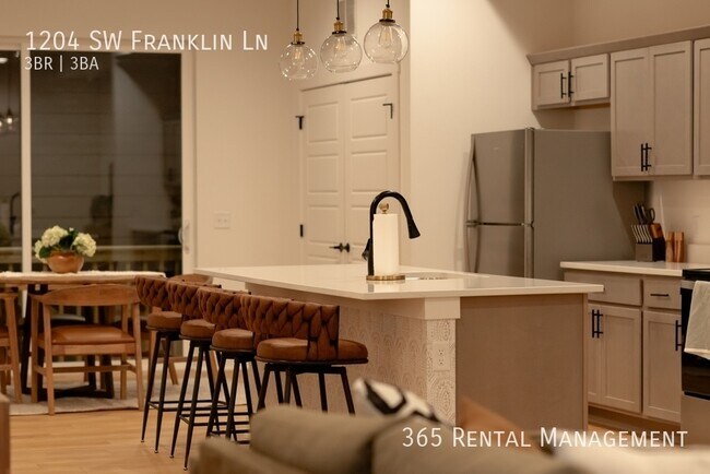 Building Photo - 1204 SW Franklin Dr