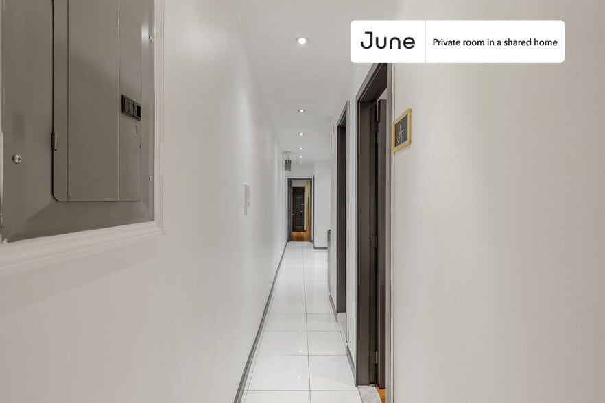 Building Photo - Private bedroom in 3 bed/1 bath Home