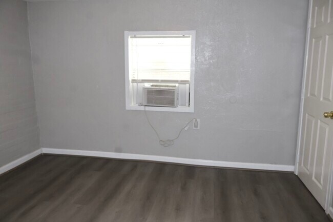 Building Photo - 7515 Bayway Dr