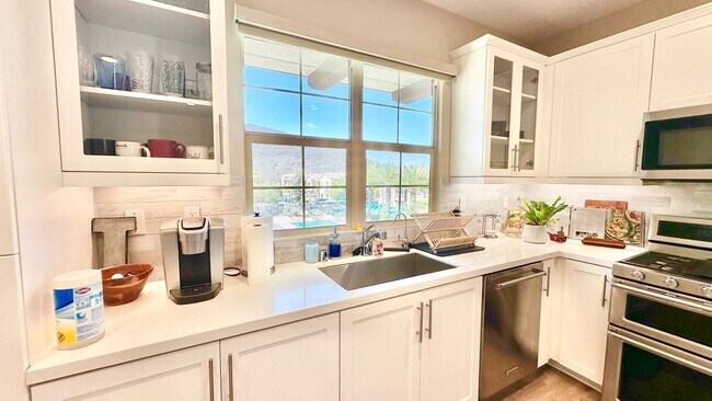 Building Photo - Beautiful "Model" Show Townhome in the Gat...