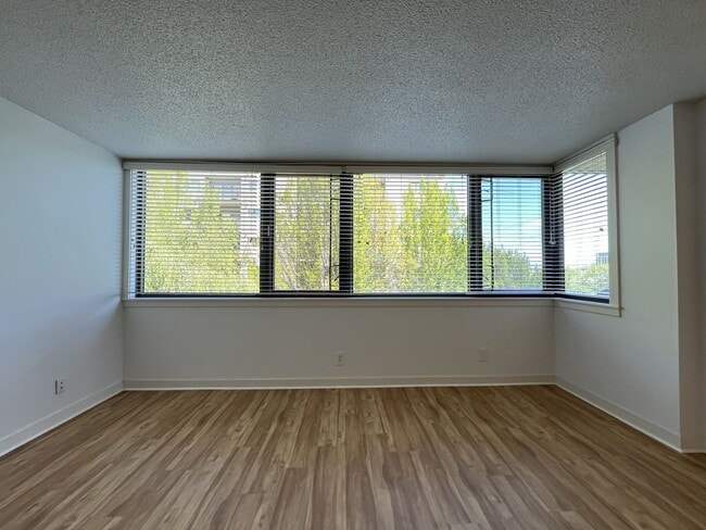 Building Photo - 1Bd/1Ba Home in Goose Hollow neighborhood ~ Secured Garage Parking and Additional Storage Unit!!!