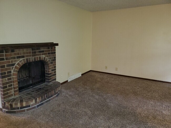 Building Photo - Two Bedroom Apartment with Fireplace!