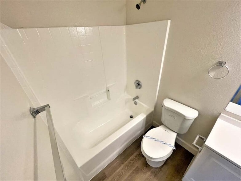 Building Photo - 949 Woodsong Way