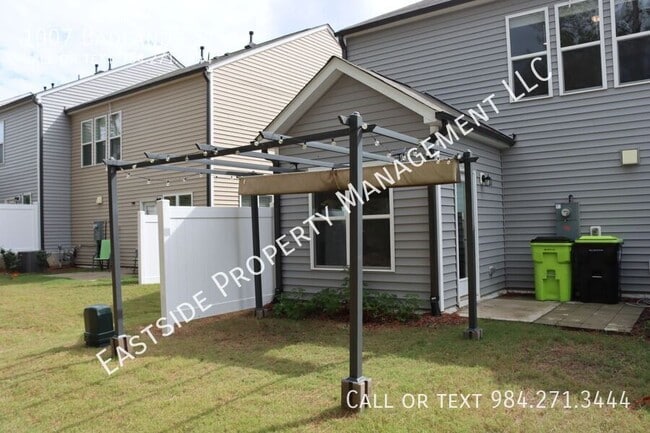 Building Photo - 1007 Badlands St