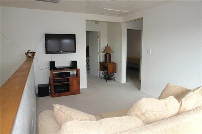 Building Photo - Great 3Bedroom/2.5 Bath home With Loft IN ...